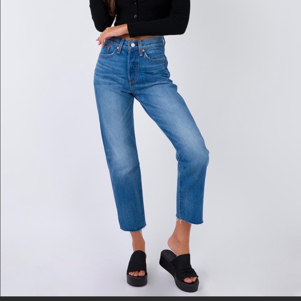 Levi’s Wedgie Straight “Partner in Crime” frayed hem crop jeans